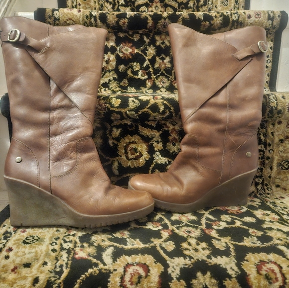 UGGS LEATHER FUZZY LINED WINTER BOOTS. WEDGE WITH LUG SOLES. - Picture 1 of 8